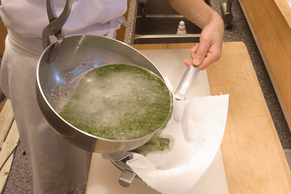 茶葉を入れて緑茶を作る