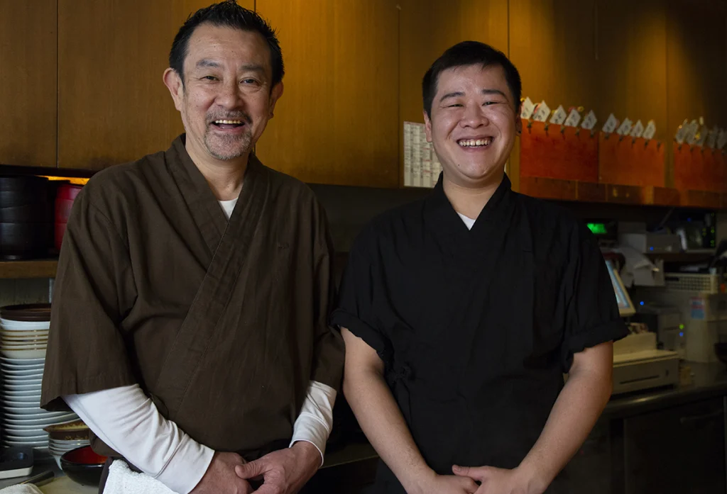 「花串庵」6店を率いるオーナーの小野木浩司さん（左）とスミダマチ店の永田店長。