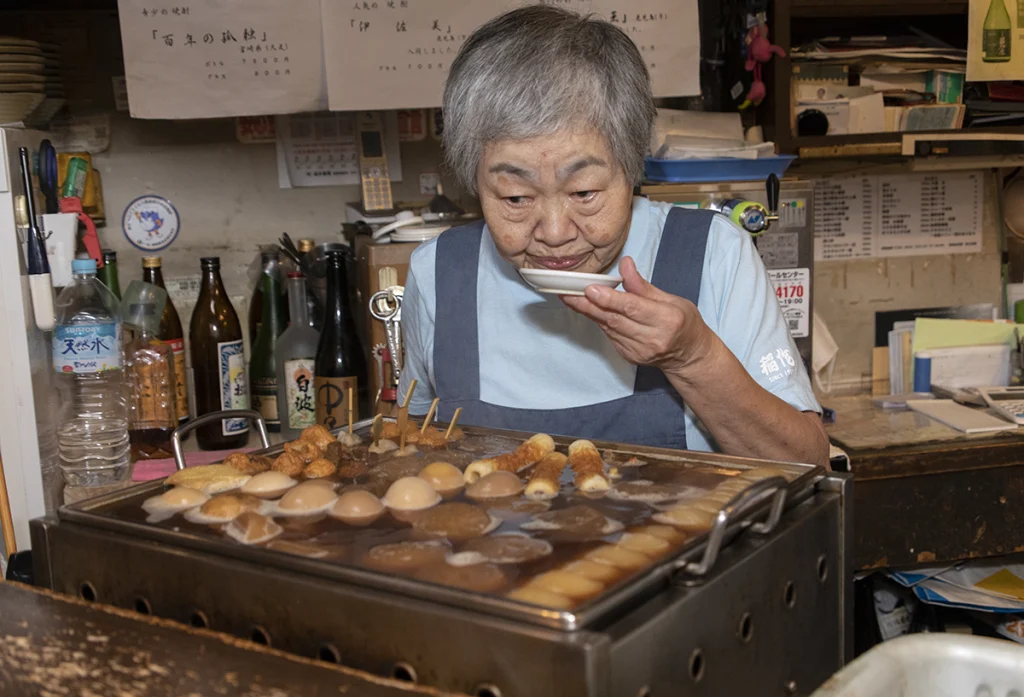 味見をする女将さんの顔は真剣そのもの