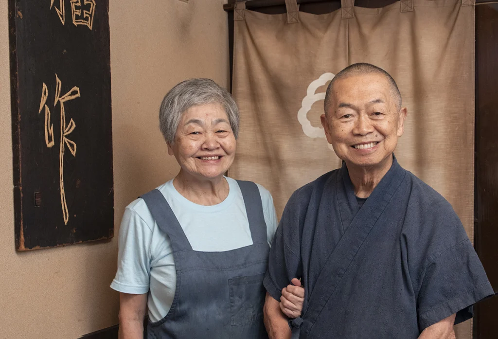 2代目店主の山内正夫さんと女将の里子さん