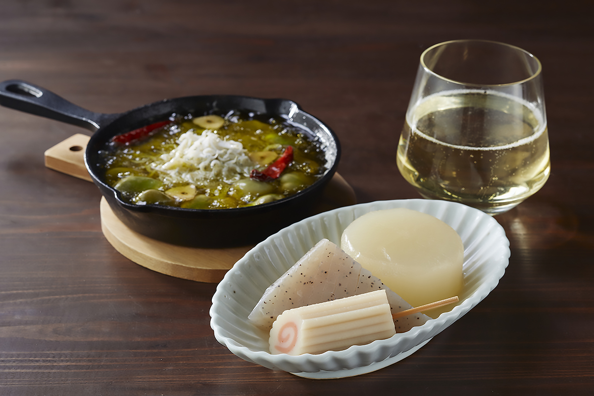 シラスと空豆のアヒージョ、おでん盛り、スパークリングワイン