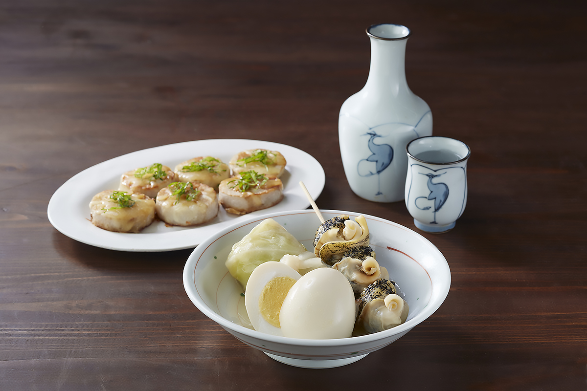 里芋の和風ステーキ、おでん盛り、ぬる燗