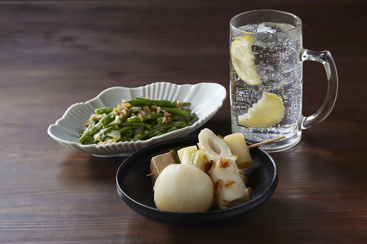 インゲンの搾菜炒め、おでん盛り、レモンハイ