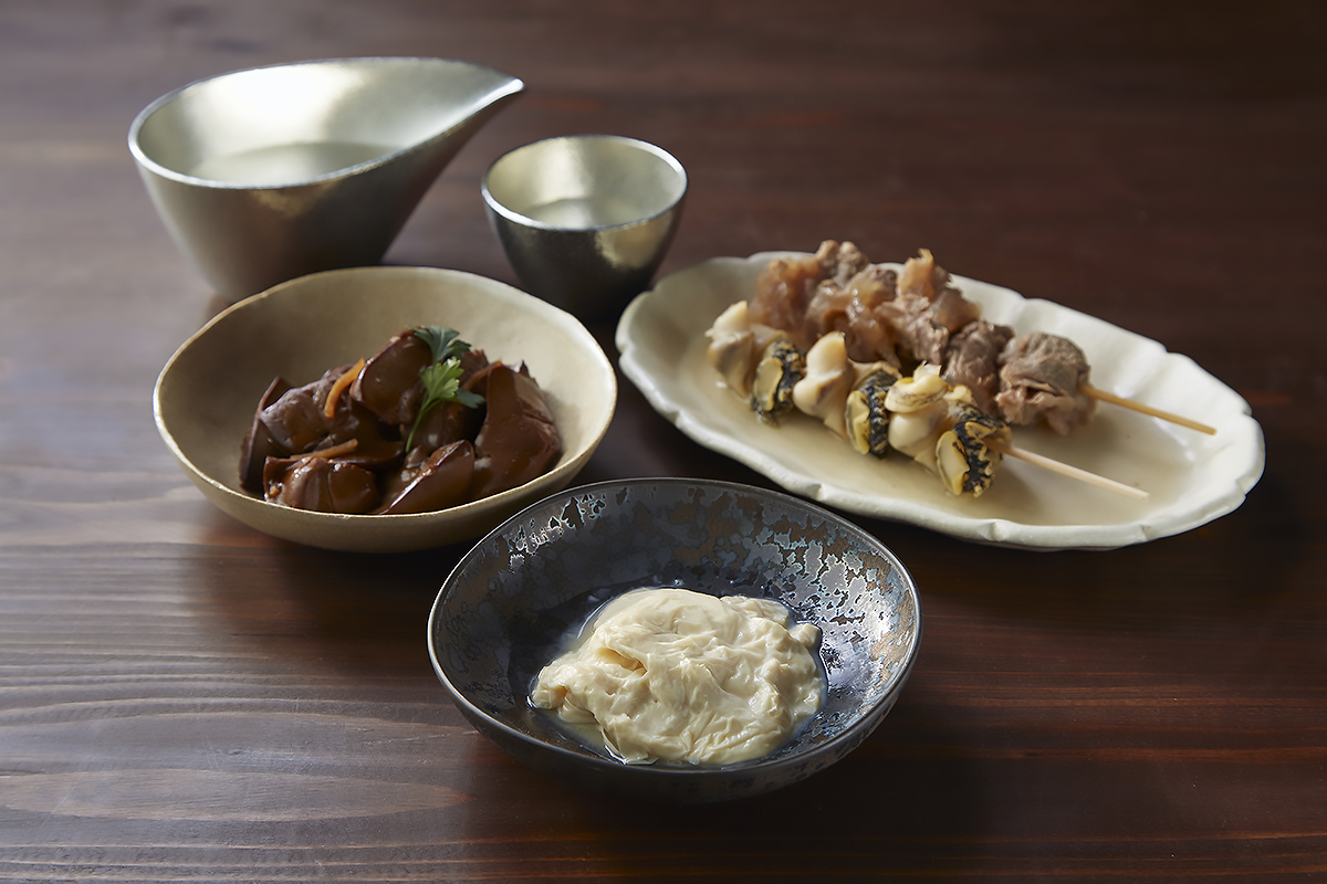 鶏レバーの赤ワイン煮、おでん盛り、冷酒