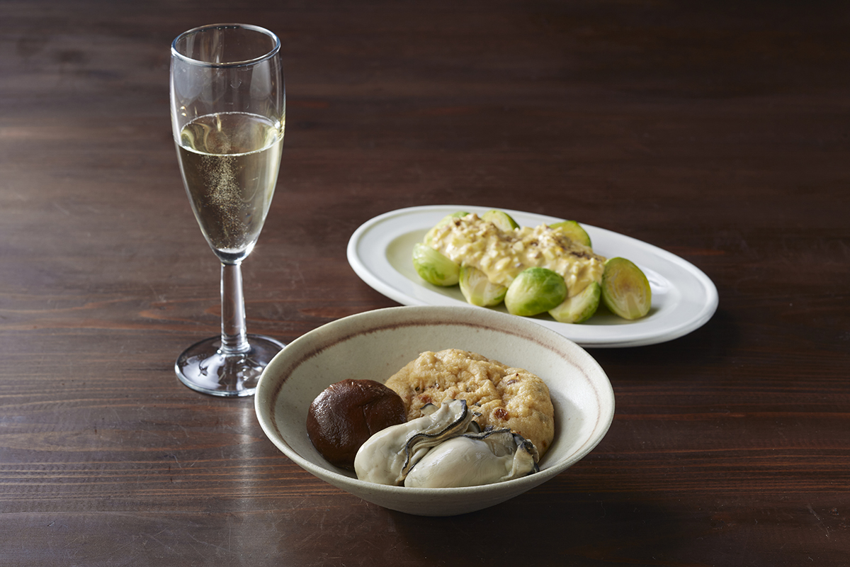 芽キャベツのアンチョビエッグソース、おでん盛り、スパークリングワイン