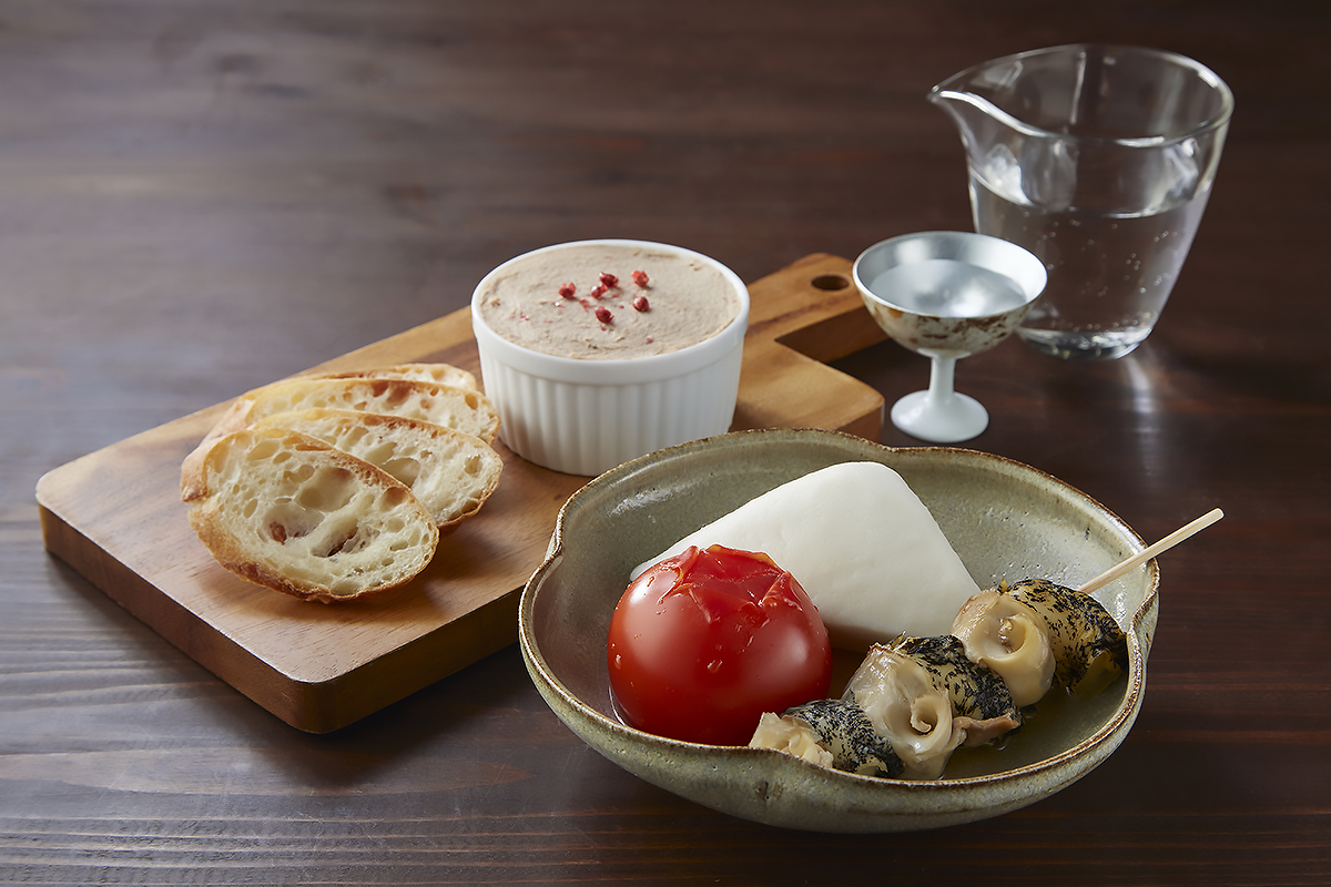 自家製レバーパテ、おでん盛り、冷酒