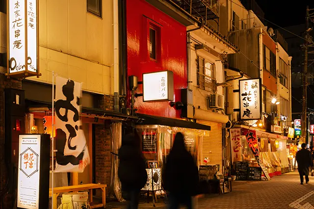 通りに「本家 花串庵」「花串バル」「元祖 花串庵」「焼鳥花串」「花串庵 スミダマチ」が並ぶ、まさしく《花串横丁》