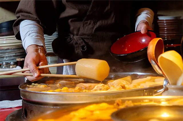 じっくりと煮込んで作られる自慢の大根