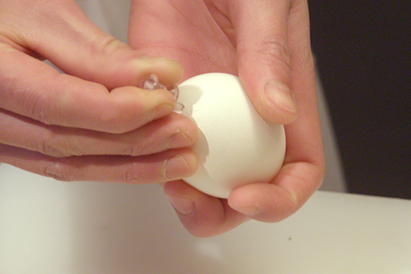 半熟卵を作るために卵に穴をあける